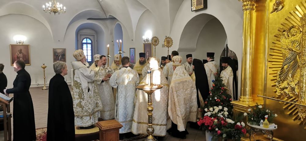 12. 03. собор рождества христова литургия. салехардская епархия 2011 год. праздник василия великого и обрезывания господня.